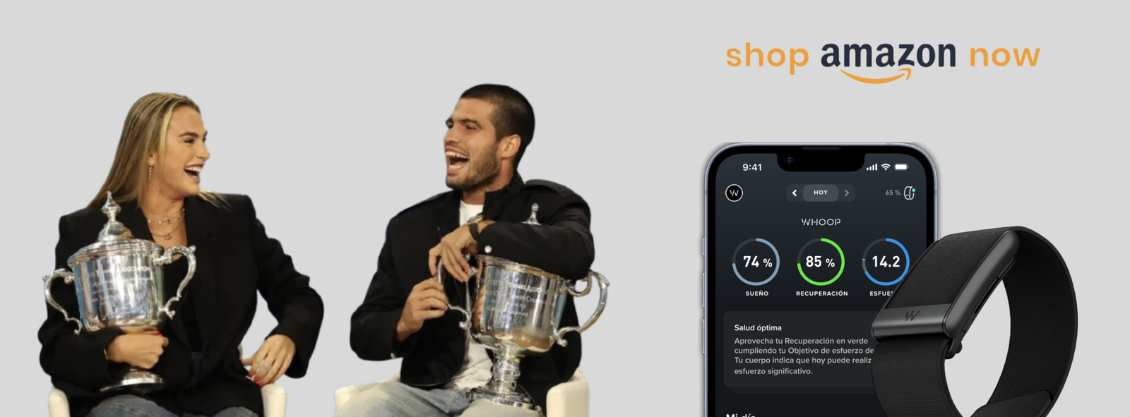 sabalenka y carlos posan con los dos trofeos