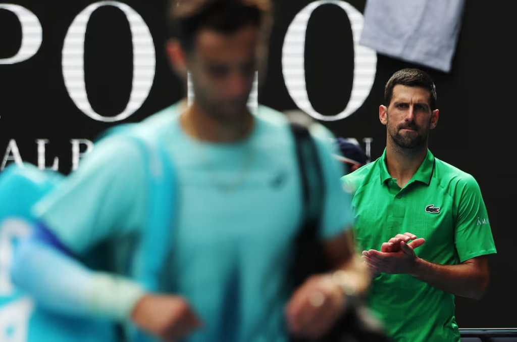 Djoovic aplauda a Musetti en el instante en el que el italiano abandona la Rod Laver Arena.