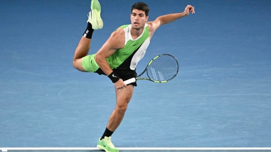 Carlos Alcaraz sacando